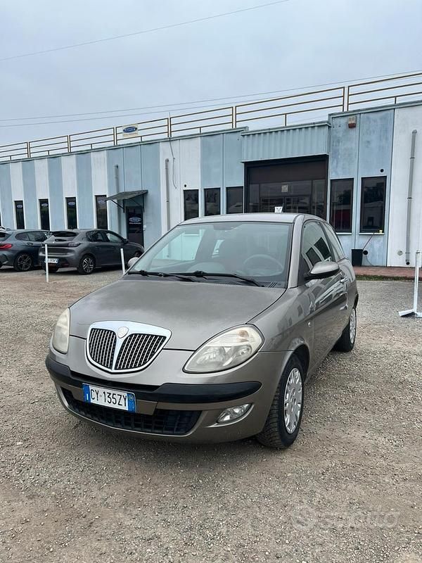 Usata Lancia Ypsilon 60 CV (44 kW) 2006 Grigio Utilitaria