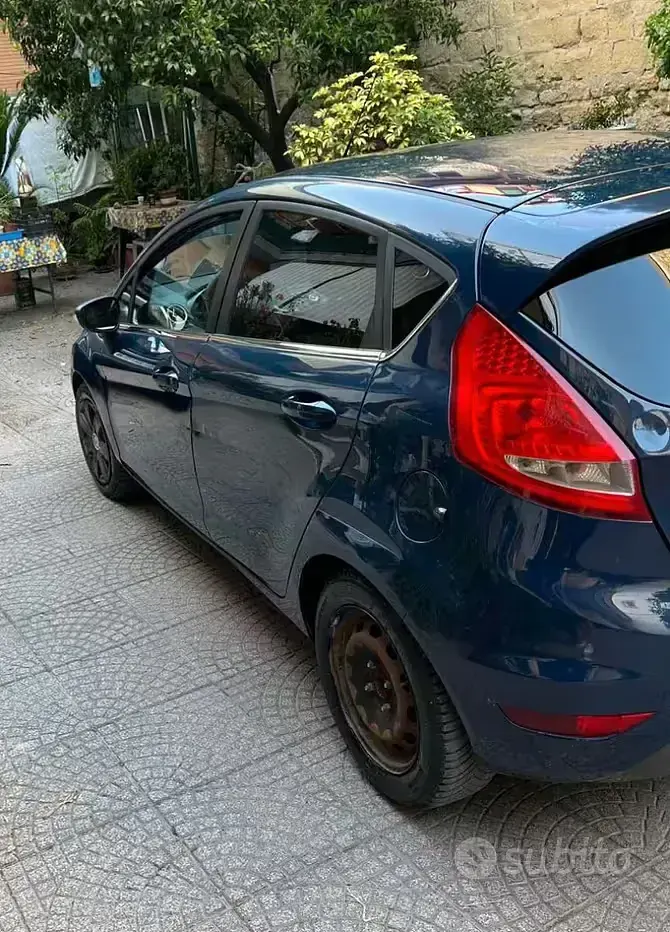 Usata Ford Fiesta 97 CV (71 kW) 2012 Bluazzurro Berlina