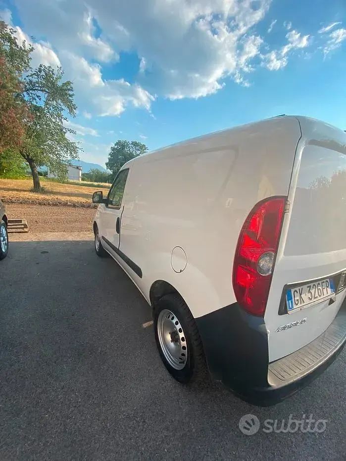 Usata Fiat Doblò S 105 CV (77 kW) 2022 Bianco Monovolume