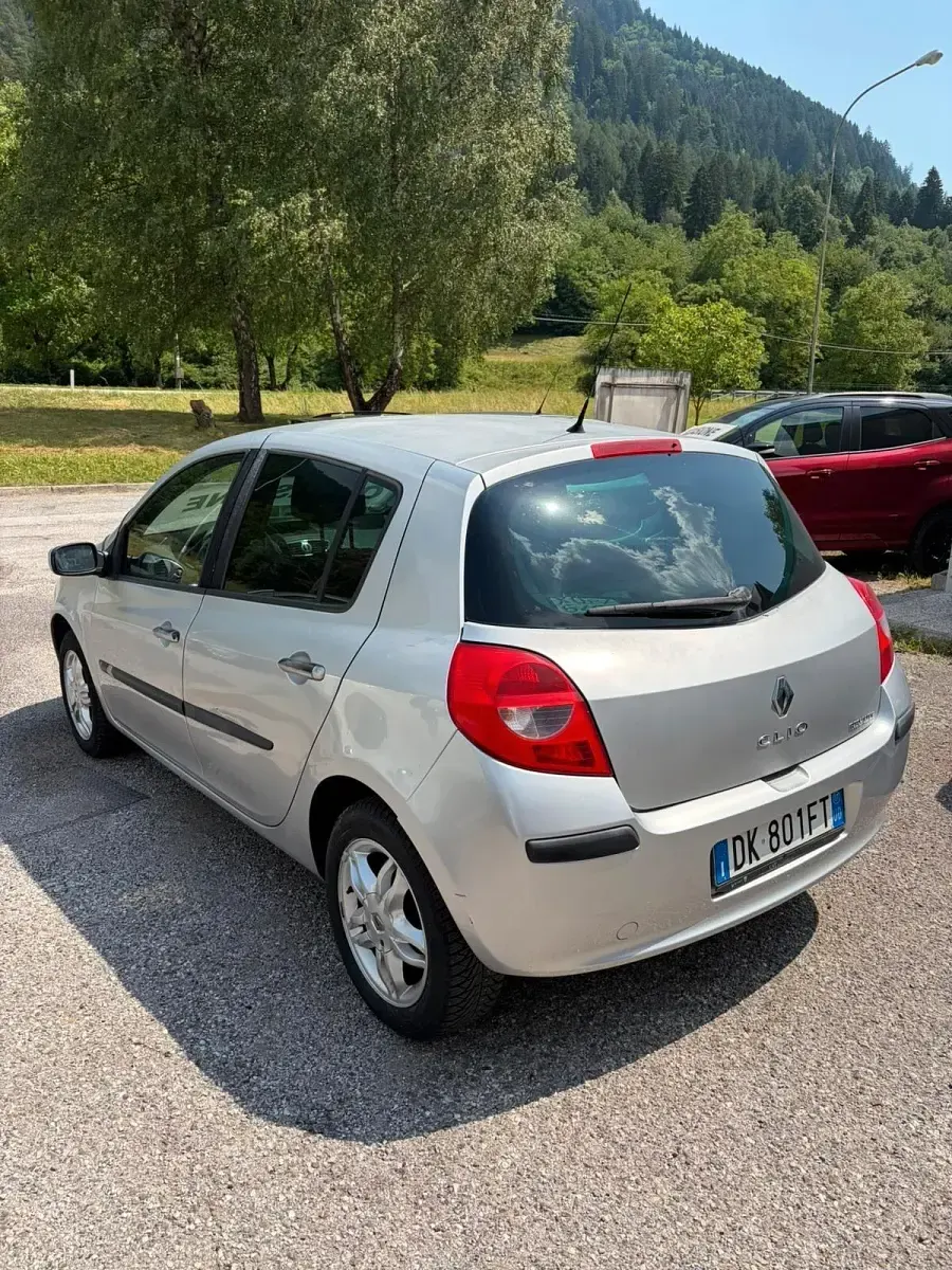 Usata Renault Clio II 75 CV (55 kW) 2007 Argento Berlina