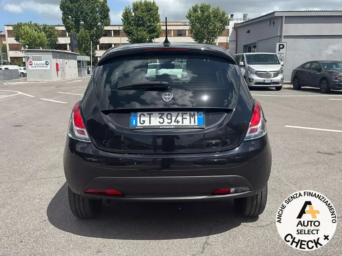 Usata Lancia Ypsilon 69 CV (50 kW) 2024 Nero Utilitaria
