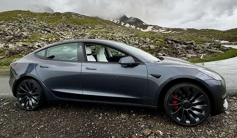 Grigio Usata 2023 Tesla Model 3 Performance Berlina | 32.000 € (Ottimo prezzo) - Immagine 1/4