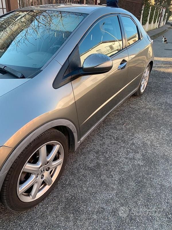 Marrone Usata 2009 Honda Civic S Tre volumi | 2500 € - Immagine 1/4