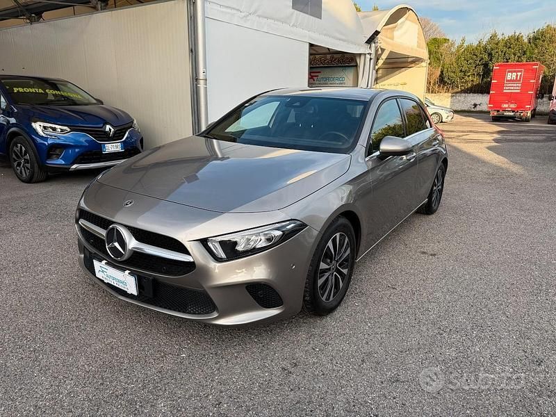 Grigio Usata 2020 Mercedes A180 Tre volumi | 20.990 € (Ottimo prezzo) - Immagine 1/4