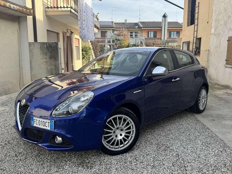Blu Usata 2015 Alfa Romeo Giulietta Sprint Tre volumi | 7500 € (Buon prezzo) - Immagine 1/4