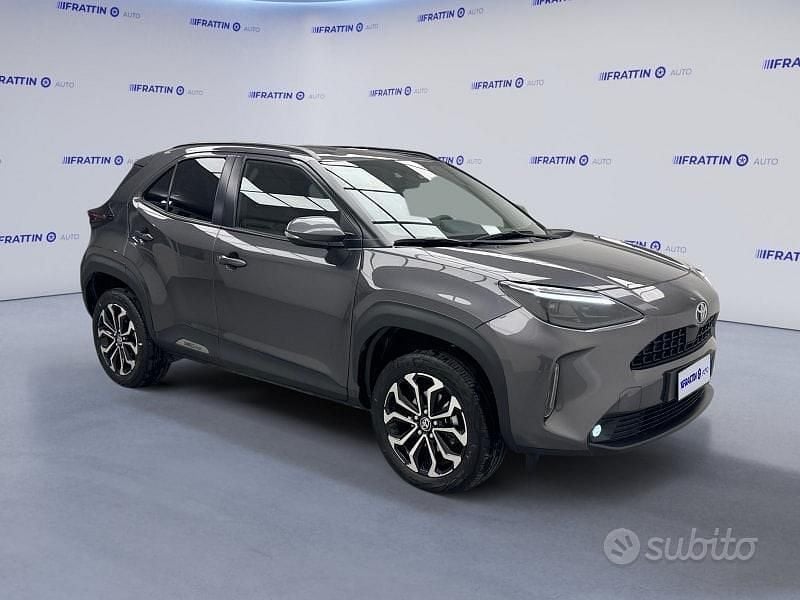 Grigio scuro Usata 2025 Toyota Yaris Cross Trend SUV | 24.490 € (Buon prezzo) - Immagine 1/2