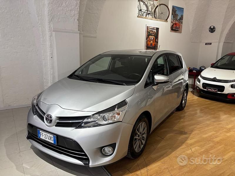 Usata Toyota Verso Style 111 CV (81 kW) 2016 Arancione Monovolume