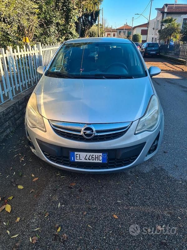 Grigio Usata 2012 Opel Corsa Tre volumi | 3790 € (Buon prezzo) - Immagine 1/4