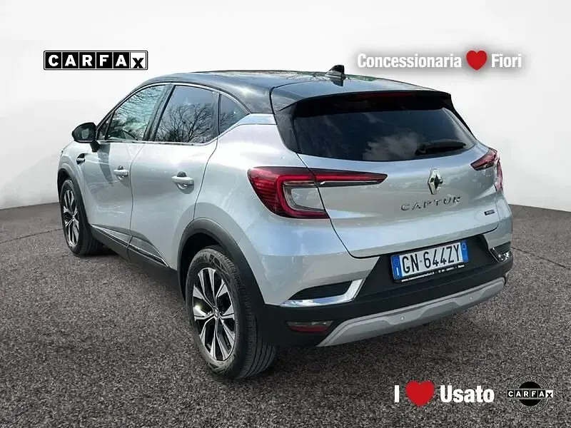 Usata Renault Captur Techno 143 CV (105 kW) 2023 Grigio SUV