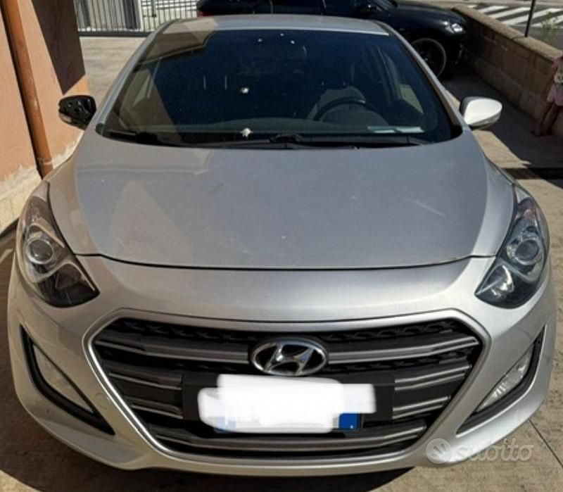 Grigio Usata 2016 Hyundai i30 Tre volumi | 6999 € (Buon prezzo) - Immagine 1/4