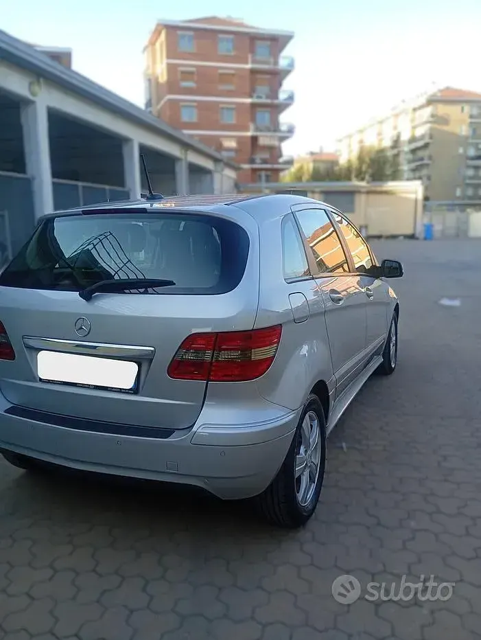 Usata Mercedes B180 Premium 109 CV (80 kW) 2011 Grigio Utilitaria