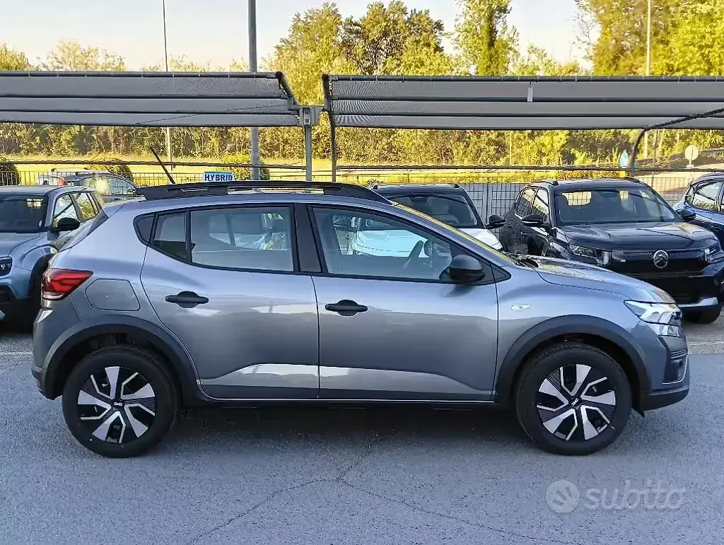 Nouvelle Dacia Sandero Essentiel 101 ch (74 kW) 2026 Gris Berline