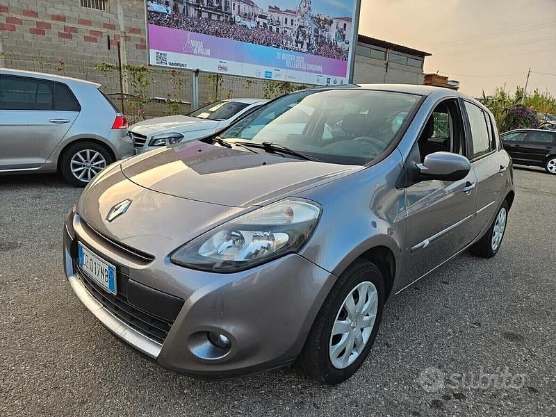 Usata Renault Clio II Luxe 74 CV (54 kW) 2010 Grigio Berlina