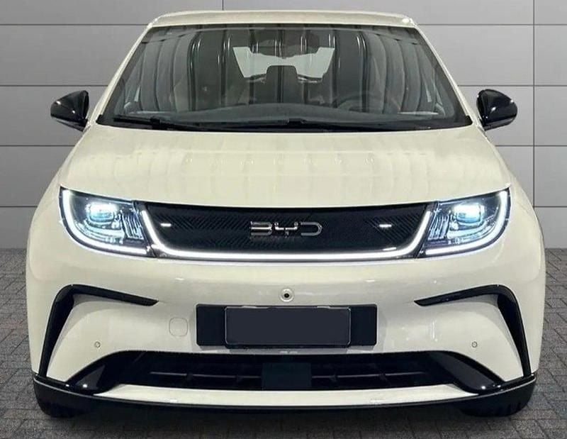 Nuova BYD Dolphin Design 150 kW (204 CV) 2026 Cream white Utilitaria