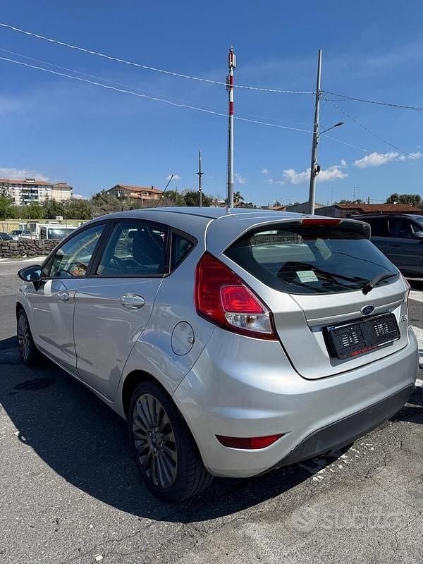 Usata Ford Fiesta 80 CV (58 kW) 2016 Grigio Berlina