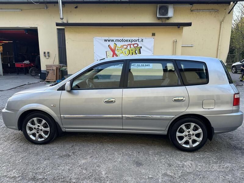 Usata Kia Carens EX 126 CV (92 kW) 2004 Argento Monovolume