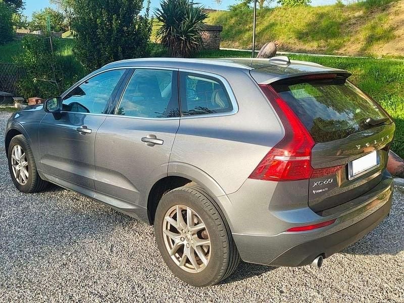 Usado Volvo XC60 Momentum 197 CV (144 kW) 2021 Plateado SUV