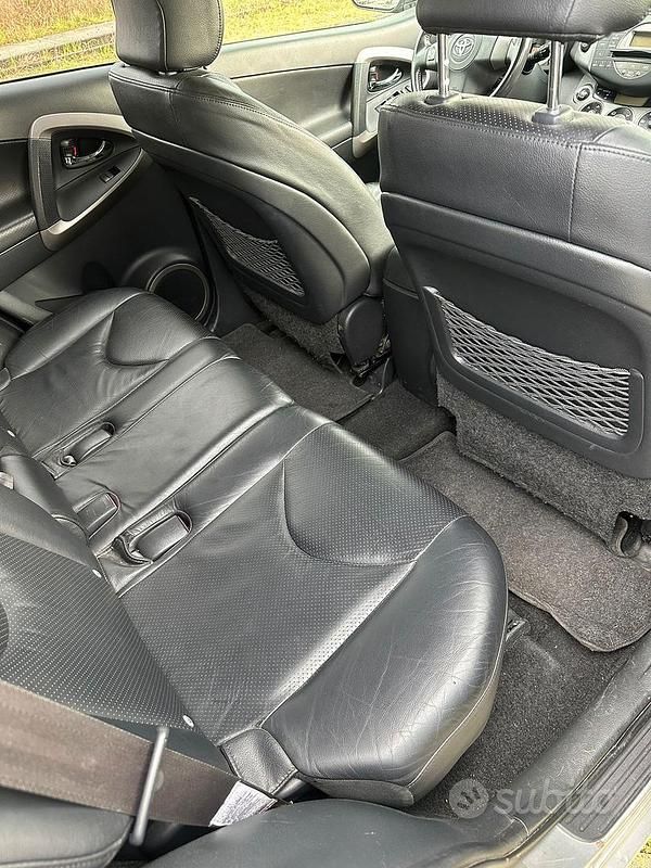 Usata Toyota RAV4 177 CV (130 kW) 2006 Grigio SUV