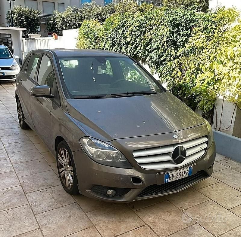 Grigio Usata 2014 Mercedes B200 Monovolume | 3900 € (Super prezzo) - Immagine 1/4