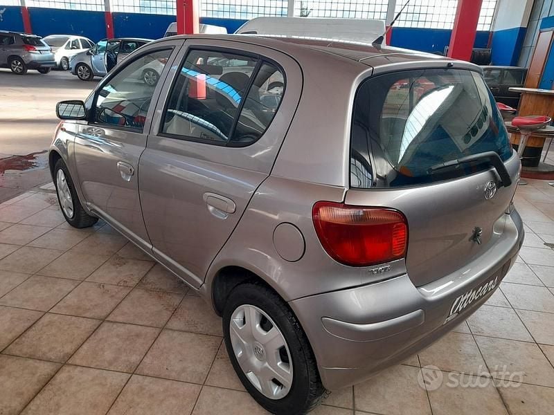 Usata Toyota Yaris Sol 67 CV (49 kW) 2003 Grigio Berlina