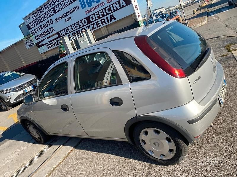 Grigio Usata 2006 Opel Corsa Tre volumi | 1500 € (Ottimo prezzo) - Immagine 1/3