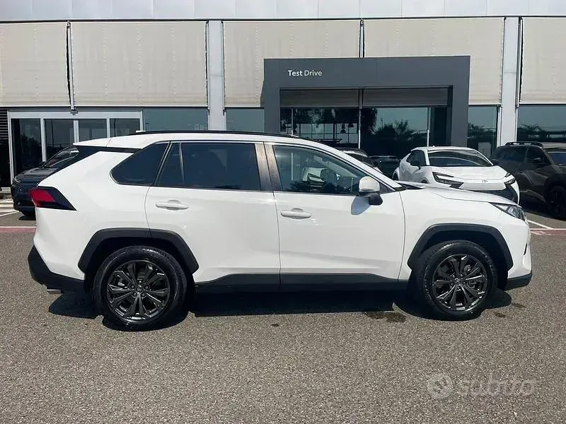 Usata Toyota RAV4 Hybrid 222 CV (163 kW) 2022 Bianco SUV