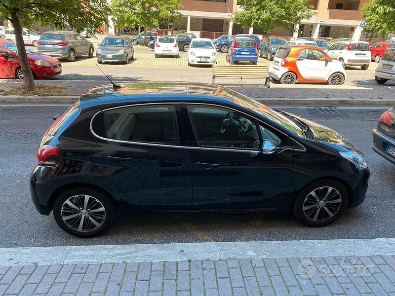 Nero Usata 2018 Peugeot 208 Allure Due volumi | 7300 € (Super prezzo) - Immagine 1/4