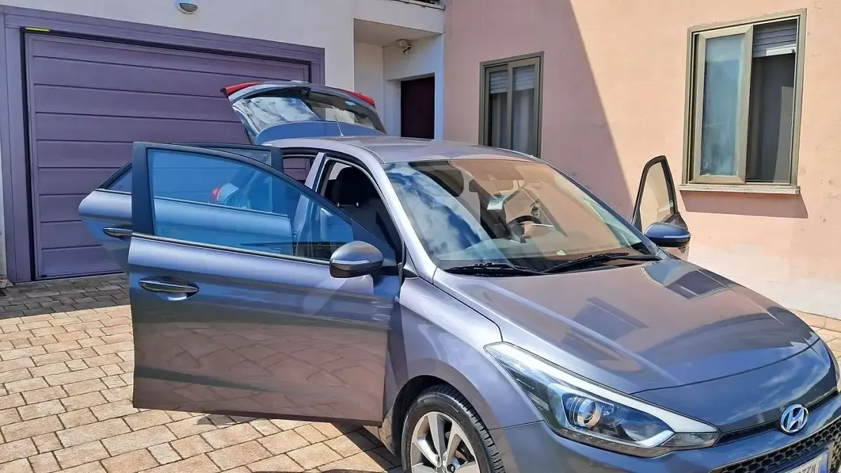 Usata Hyundai i20 Style 75 CV (55 kW) 2015 Grigio Utilitaria
