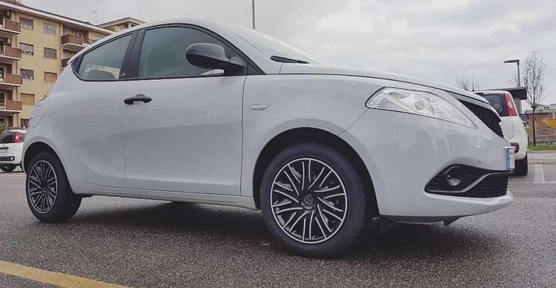 Usata Lancia Ypsilon 69 CV (50 kW) 2018 Grigio Utilitaria