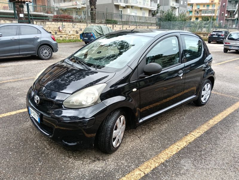 Nero Usata 2009 Toyota Aygo Due volumi | 3500 € (Ottimo prezzo) - Immagine 1/3