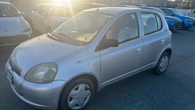 Usata Toyota Yaris 67 CV (49 kW) 2000 Argento Utilitaria