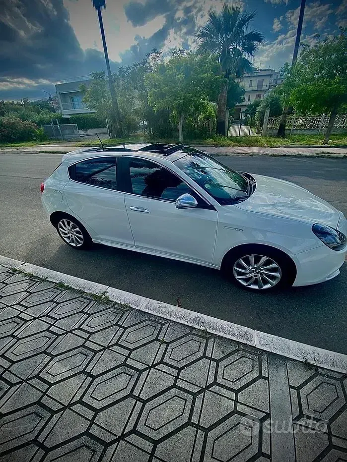 Usata Alfa Romeo Giulietta Distinctive 140 CV (102 kW) 2013 Bianco Utilitaria