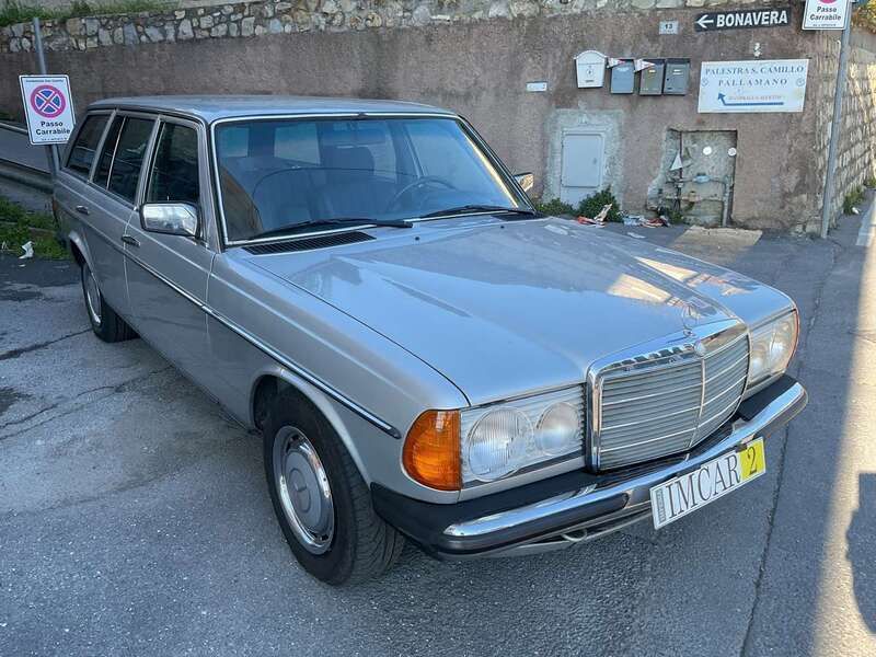 Usata Mercedes 200 109 CV (80 kW) 1981 Argento Station wagon