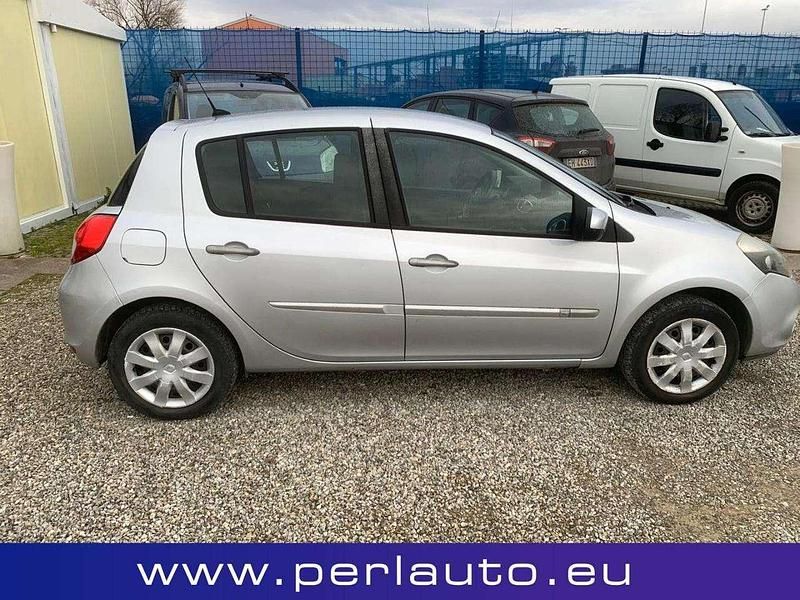 Usata Renault Clio II Dynamique 75 CV (55 kW) 2010 Argento Berlina