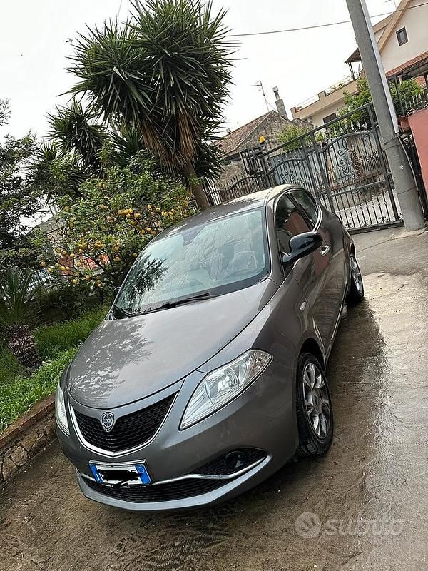 Usata Lancia Ypsilon 95 CV (69 kW) 2016 Grigio Utilitaria