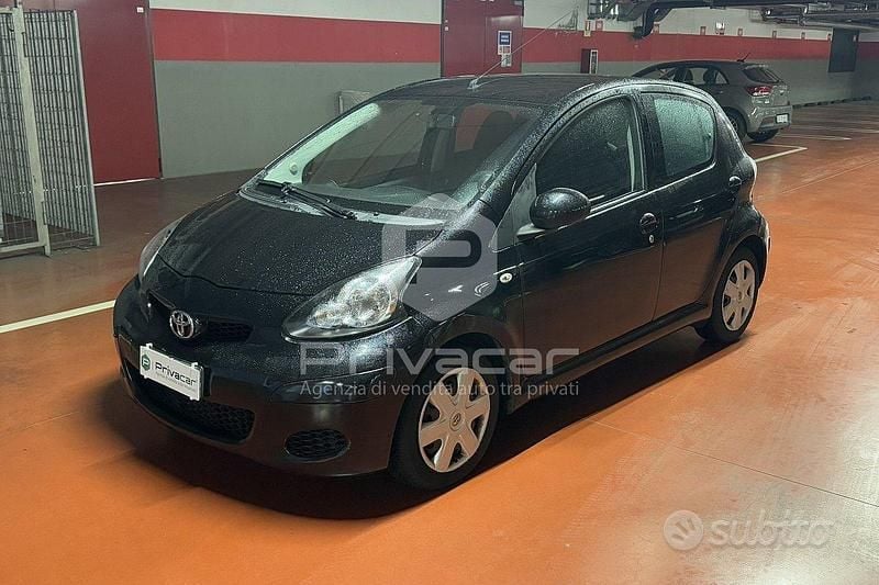 Nero Usata 2011 Toyota Aygo Connect Style Due volumi | 4990 € (Buon prezzo) - Immagine 1/4