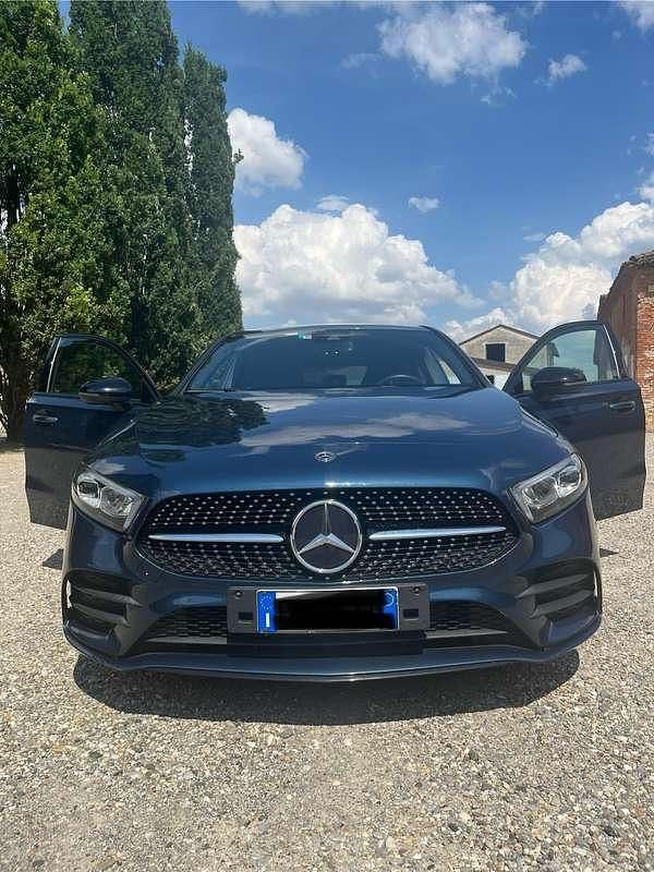 Usata Mercedes A180 Premium 116 CV (85 kW) 2019 Blu Berlina