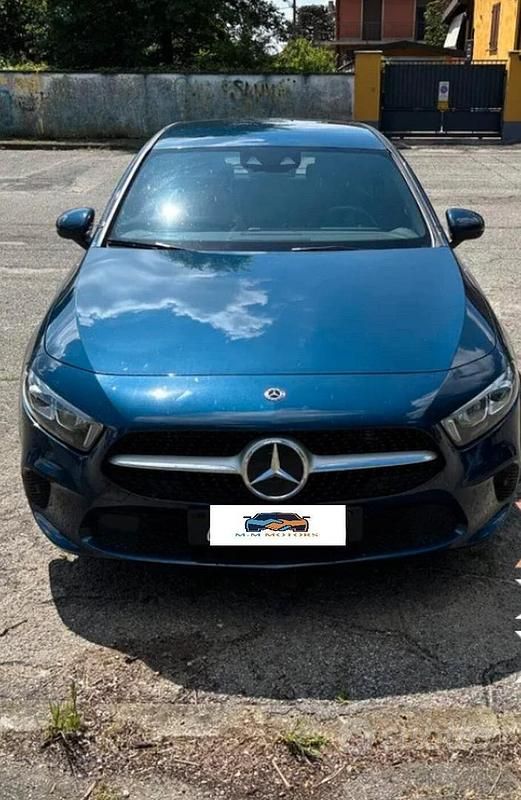 Usata Mercedes A180 Premium 136 CV (100 kW) 2019 Blu Berlina