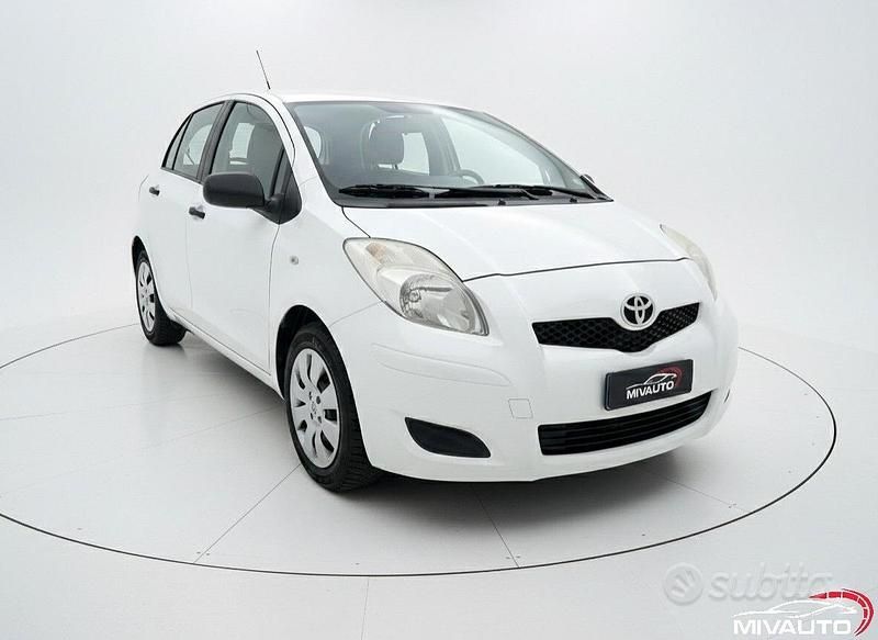 Usata Toyota Yaris Sol 69 CV (50 kW) 2011 Bianco Utilitaria