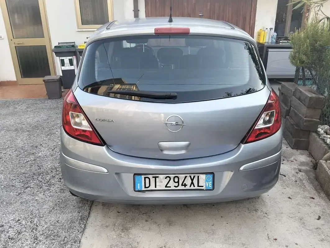 Usata Opel Corsa 80 CV (58 kW) 2009 Argento Utilitaria