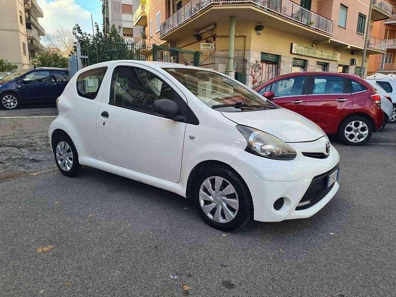 Usata Toyota Aygo Connect Style 68 CV (50 kW) 2012 Bianco Utilitaria