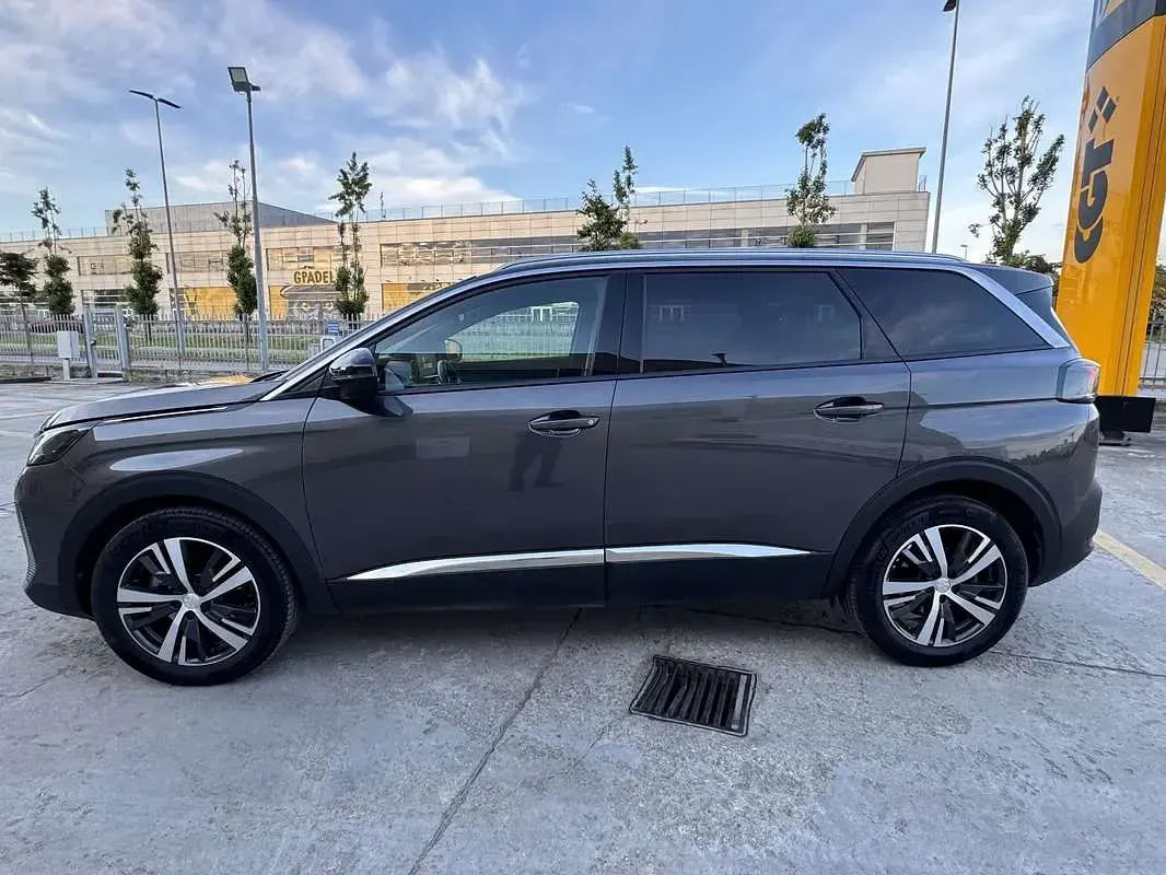 Usata Peugeot 5008 Allure 131 CV (96 kW) 2024 Grigio SUV