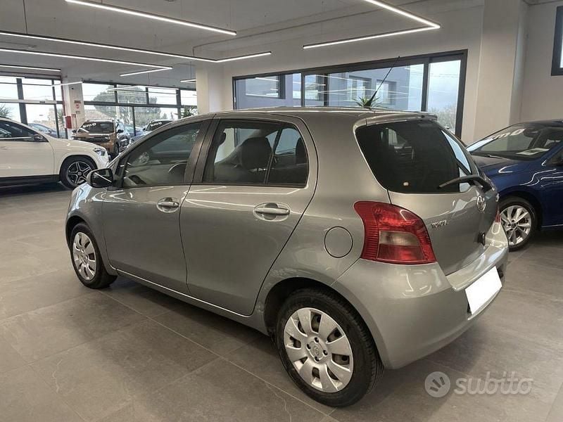 Usata Toyota Yaris Sol 87 CV (63 kW) 2007 Grigio Utilitaria