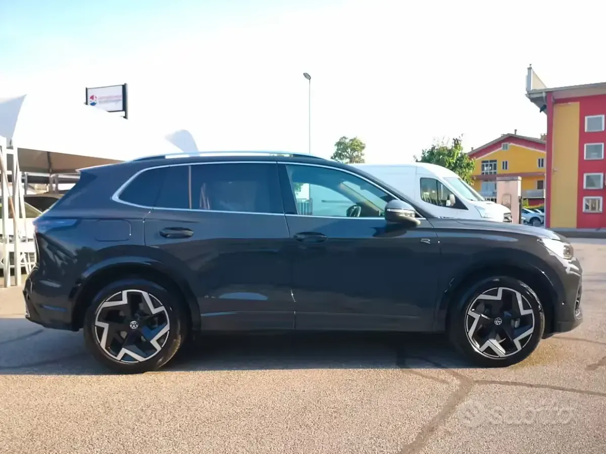 Usata VW Tiguan R-line 150 CV (110 kW) 2024 Grigio SUV