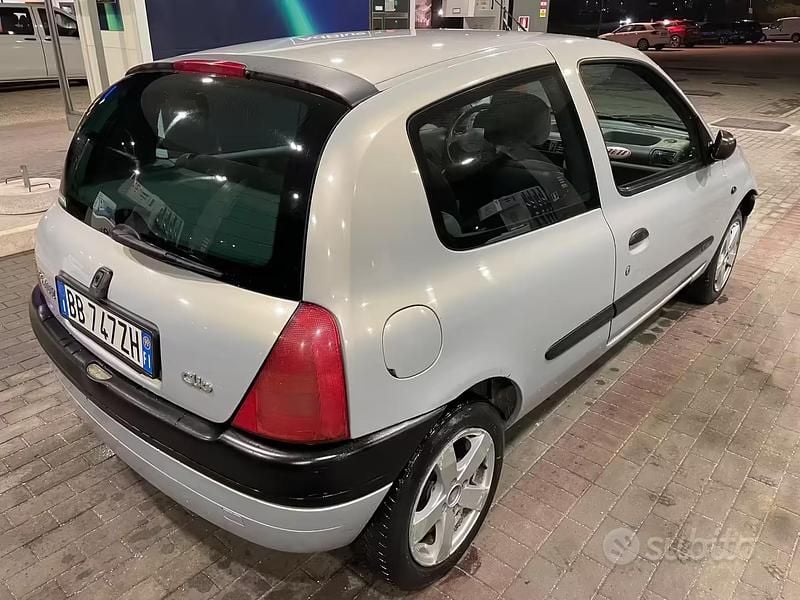 Usata Renault Clio II 58 CV (42 kW) 1999 Blu Berlina