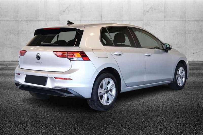 Usata VW Golf VIII Life 116 CV (85 kW) 2023 Argento Berlina