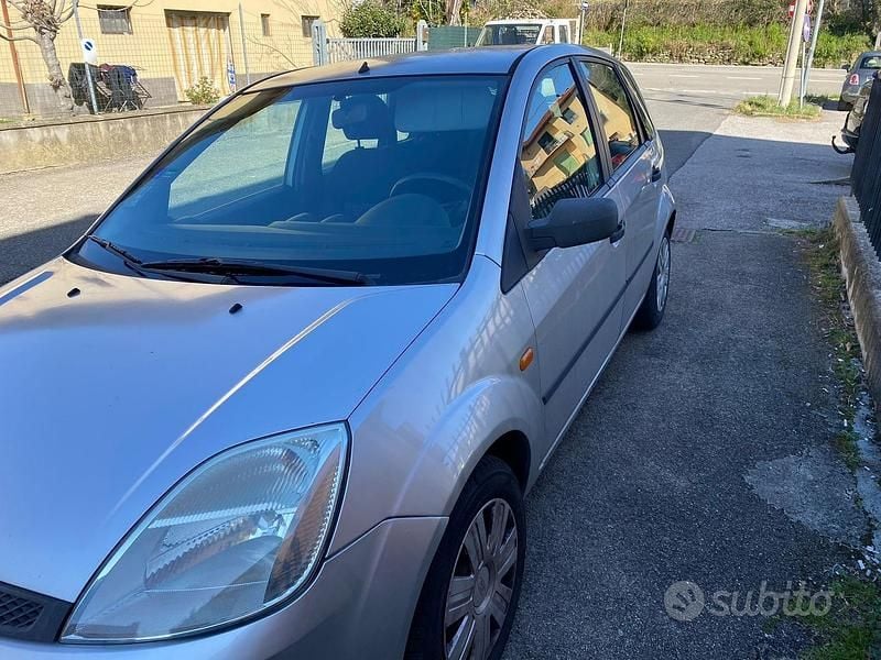 Usata 2004 Ford Fiesta Due volumi | 1500 € (Molto cara) - Immagine 1/4