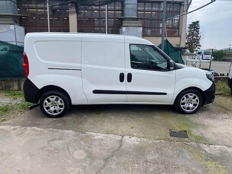 Usata Fiat Doblò 105 CV (77 kW) 2021 Bianco Monovolume