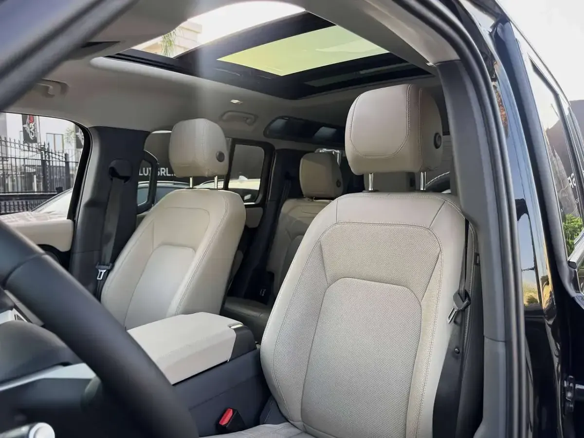 Usata Land Rover Defender HSE Dynamic 249 CV (183 kW) 2022 Santorini black SUV