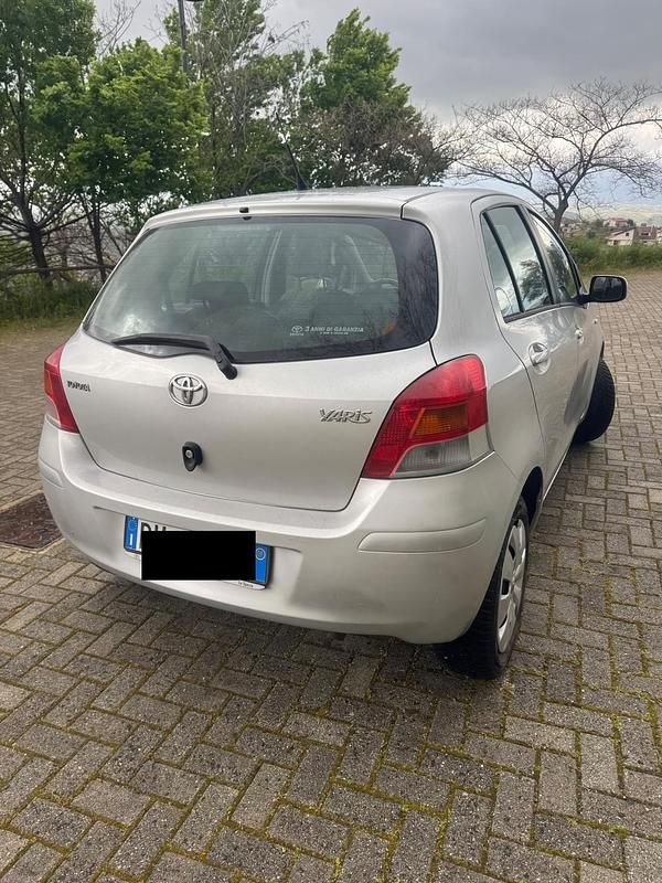 Usata Toyota Yaris 90 CV (66 kW) 2009 Grigio Utilitaria